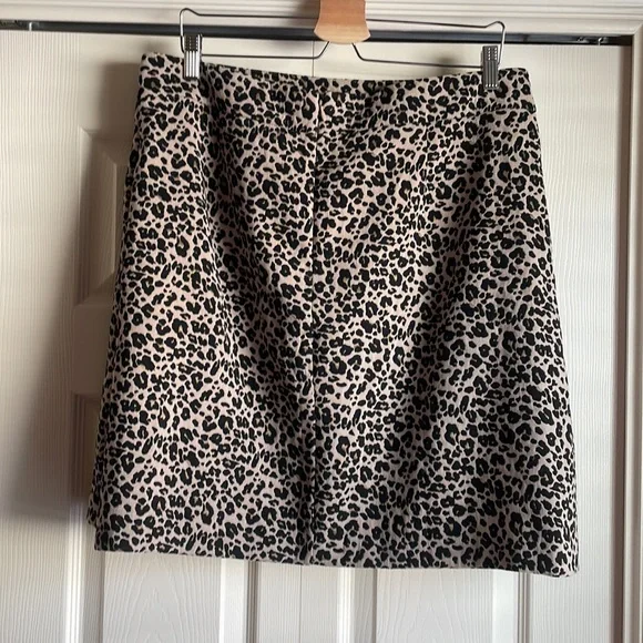 LOFT PLUS Leopard Print Jacquard Skirt with Flat Front Pockets - Picture 4 of 13